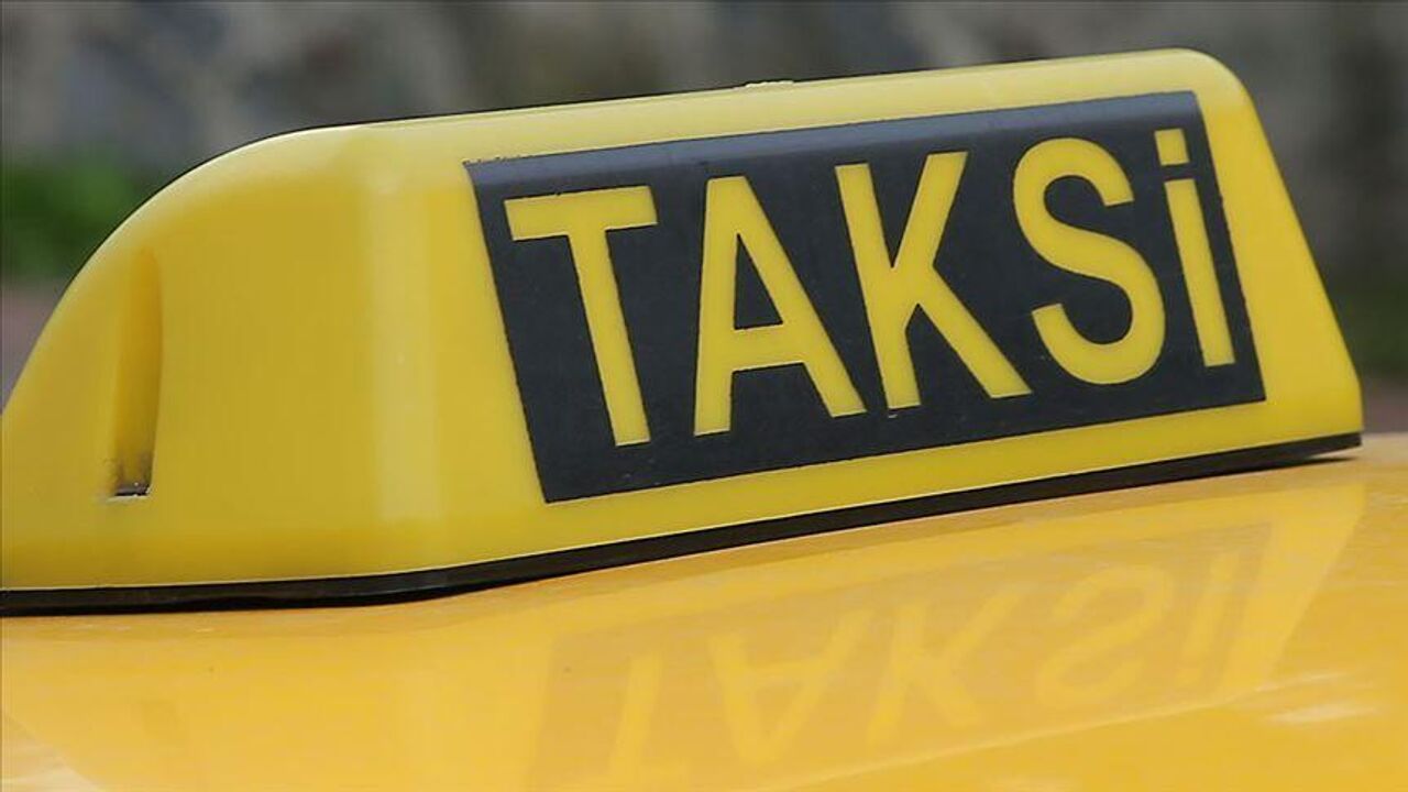 ASAYİŞ İstanbul’da turist yolculardan fazla ücret alan taksilerin çalışma ruhsatları iptal edildi ASAYİŞ İstanbul’da turist yolculardan fazla ücret alan taksilerin çalışma ruhsatları iptal edildi