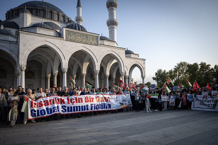 Küresel Sumud Filosu’na destek için birçok ilde yürüyüş düzenlendi Küresel Sumud Filosu’na destek için birçok ilde yürüyüş düzenlendi