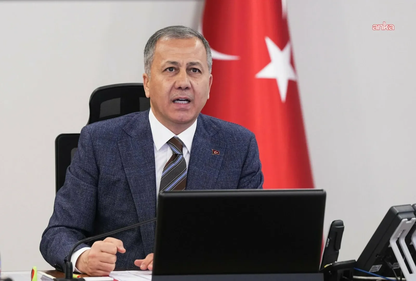 GÜNDEM Ali Yerlikaya duyurdu: “‘Ruhsatsız silah taşıyan şahıslara yönelik operasyonlarda 2 bin 82 şüpheli hakkında işlem yapıldı”