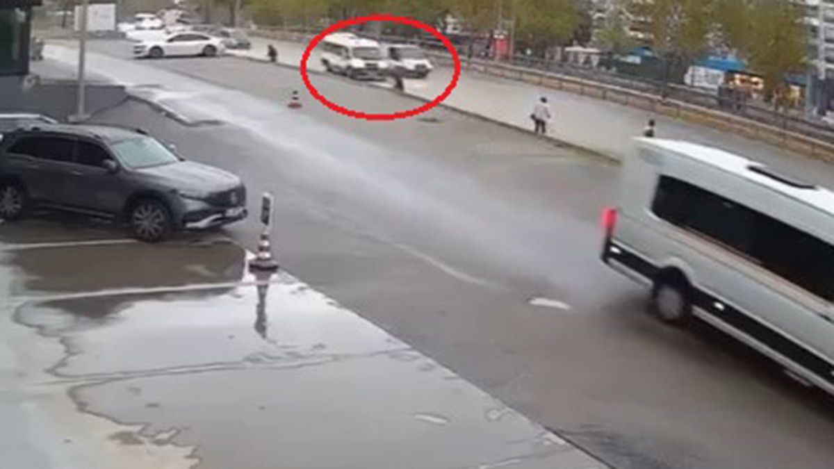 Bursa’da kamyonetin çarptığı minibüs yayaların üzerine savruldu