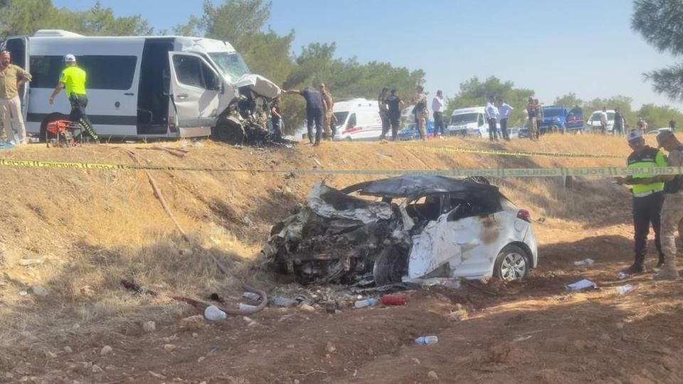 ASAYİŞ Ceylanpınar yolunda can pazarı: Genç sürücü yaşamını yitirdi, 14 yaralı!