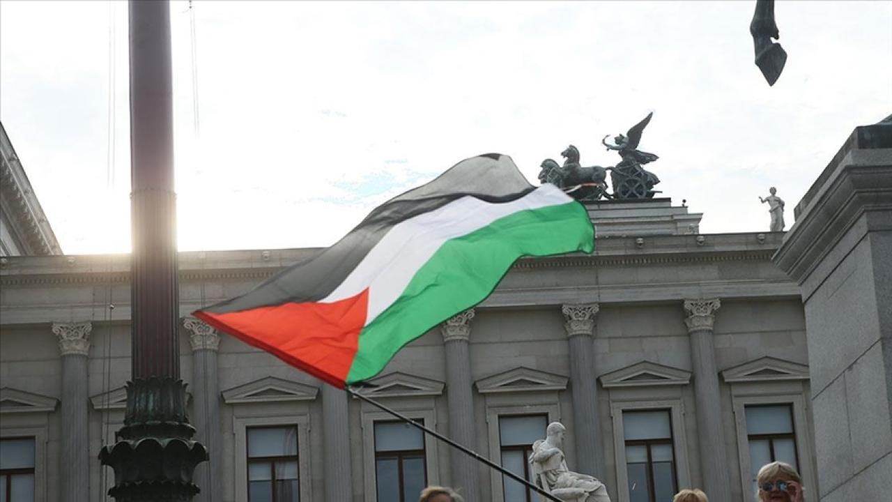 Avusturya’da öğrenciler, Gazze’deki soykırıma dahil olduğu gerekçesiyle Viyana Üniversitesi girişini kapattı