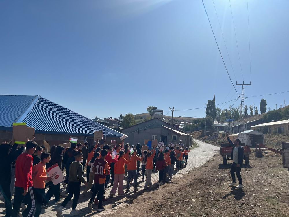 Karayazı Elmalıdere köyü öğrencilerinden Gazze’ye selam