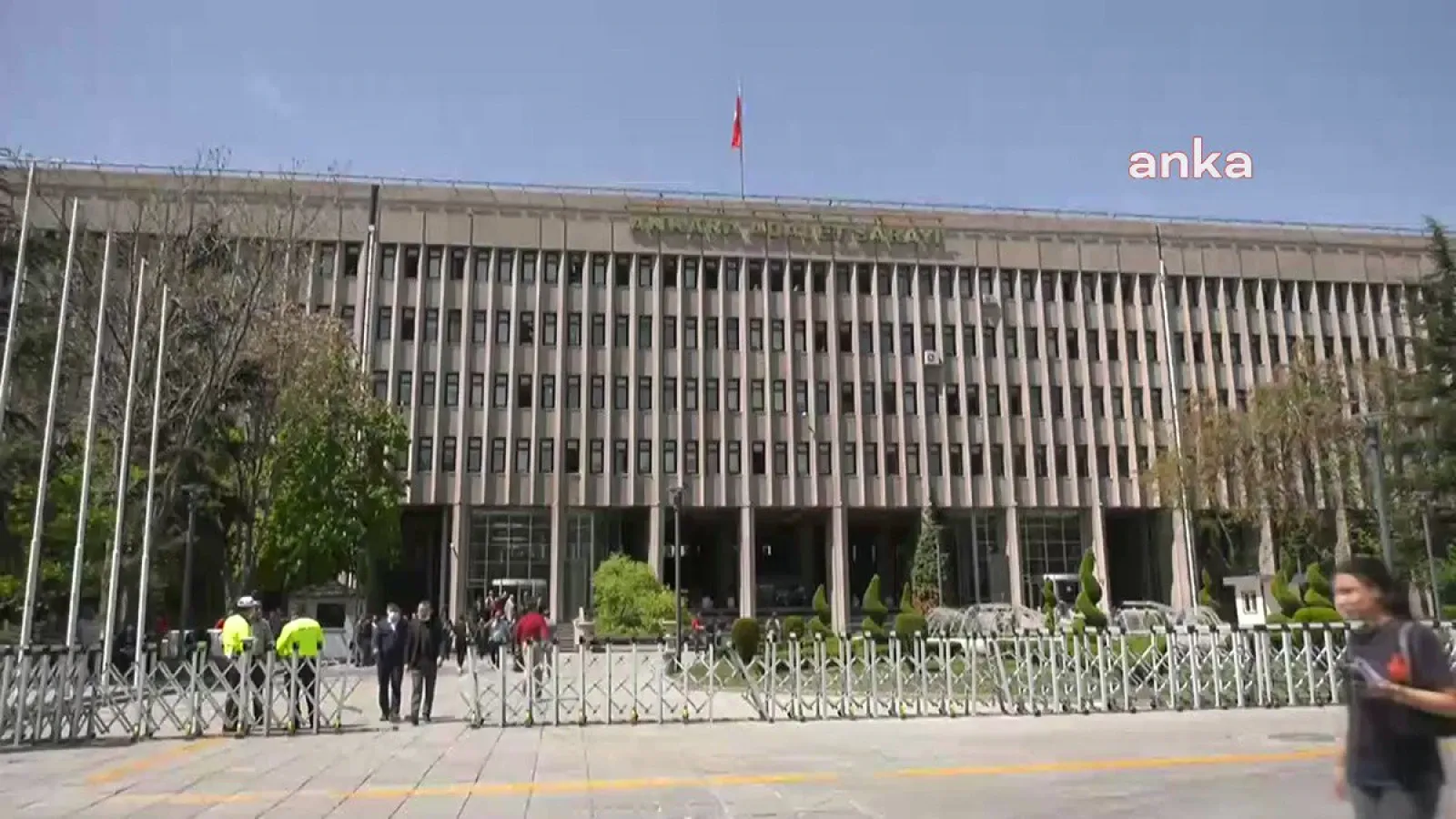 GÜNDEM Ankara merkezli 22 ilde eş zamanlı operasyonda 92 gözaltı! Sahte e-imzalarla sürücü belgesi ve mesleki eğitim sertifikası…