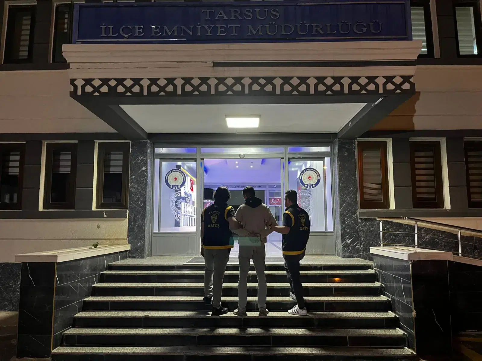 Mersin’de Park Halindeki Araçları Yakan Şüpheli Yakalandı