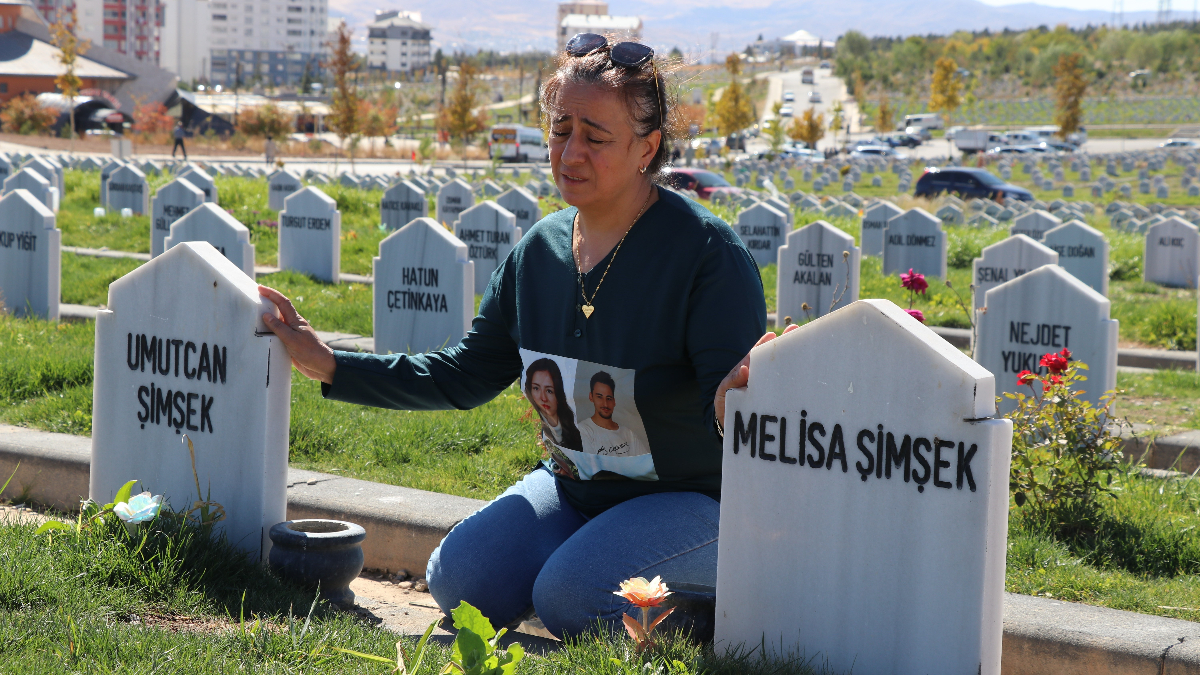 Sivas’ta boğazları kesilerek öldürülen çocukların annesi: Yalnız kalmak istemiyorum Sivas’ta boğazları kesilerek öldürülen çocukların annesi: Yalnız kalmak istemiyorum