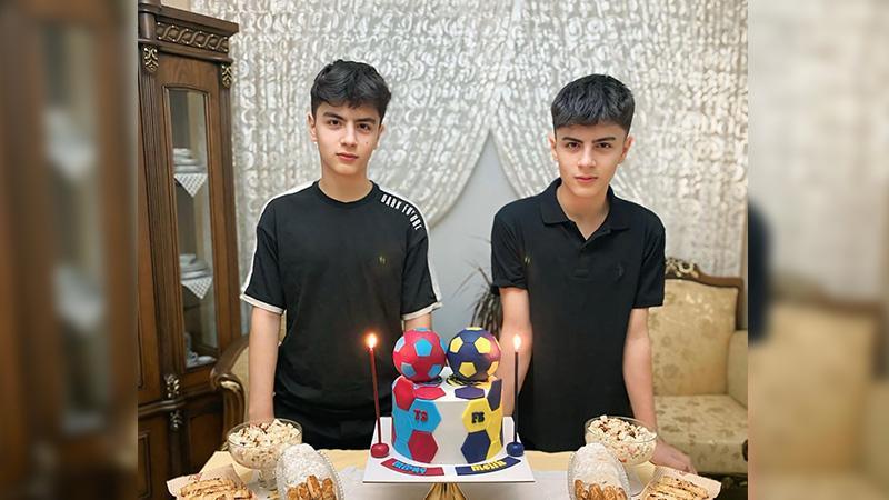 İkizlerin pastası iki ayrı takım rengiyle süslendi
