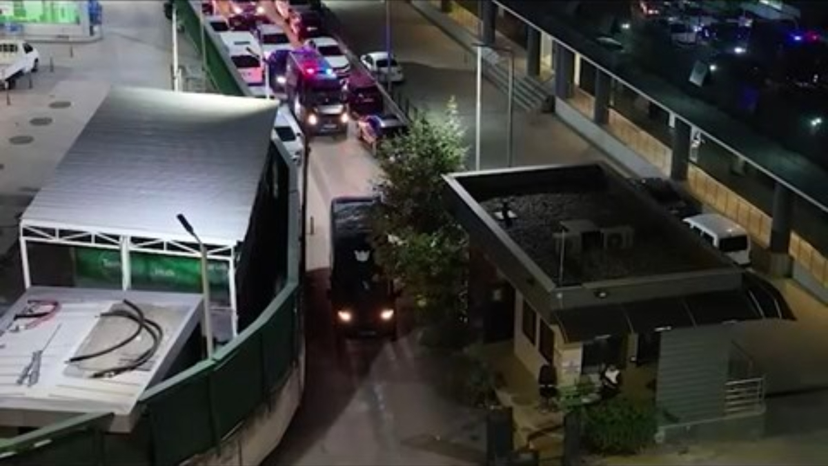 Bursa merkezli 5 ilde suç örgütlerine operasyon: 16 kişi Bursa merkezli 5 ilde suç örgütlerine operasyon: 16 kişi