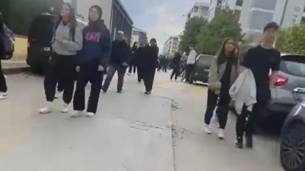 Bursa’da motosikletli sürücü okul önünde tehlikeli