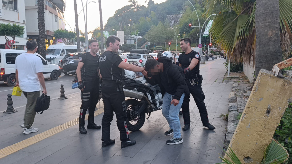 Antalya’da baygın bulunan şahıs, polis yardımıyla uyandı