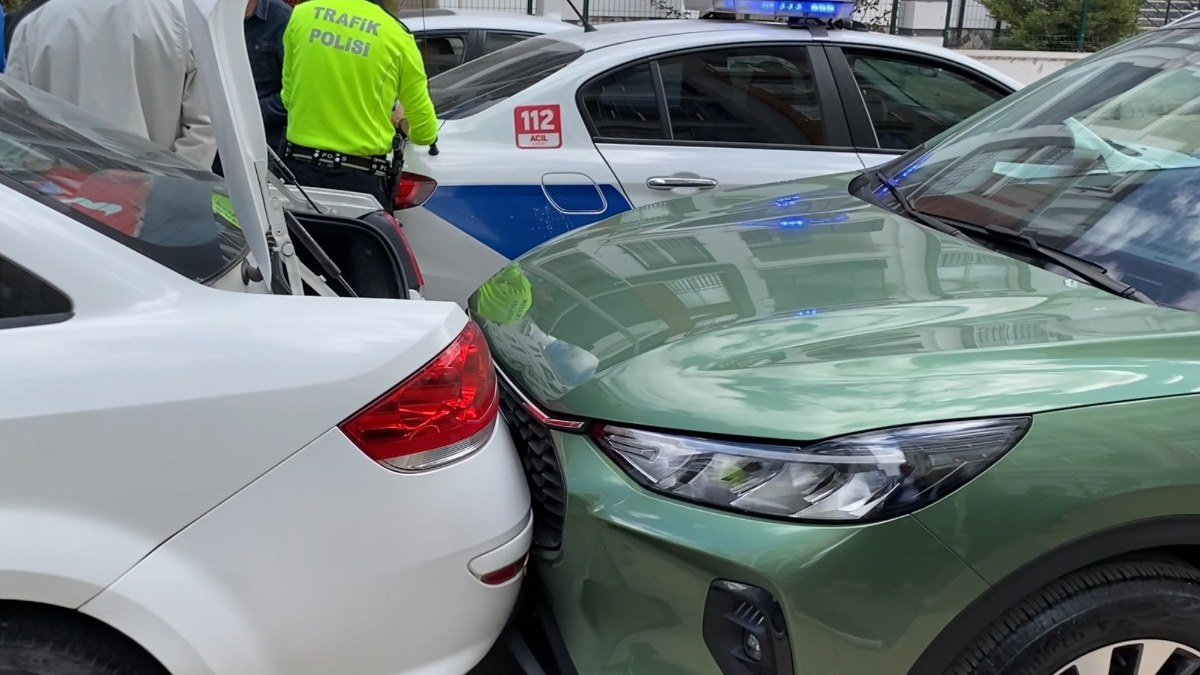 Aksaray’da Park Halindeki Araçlara Çarpan Otomobil