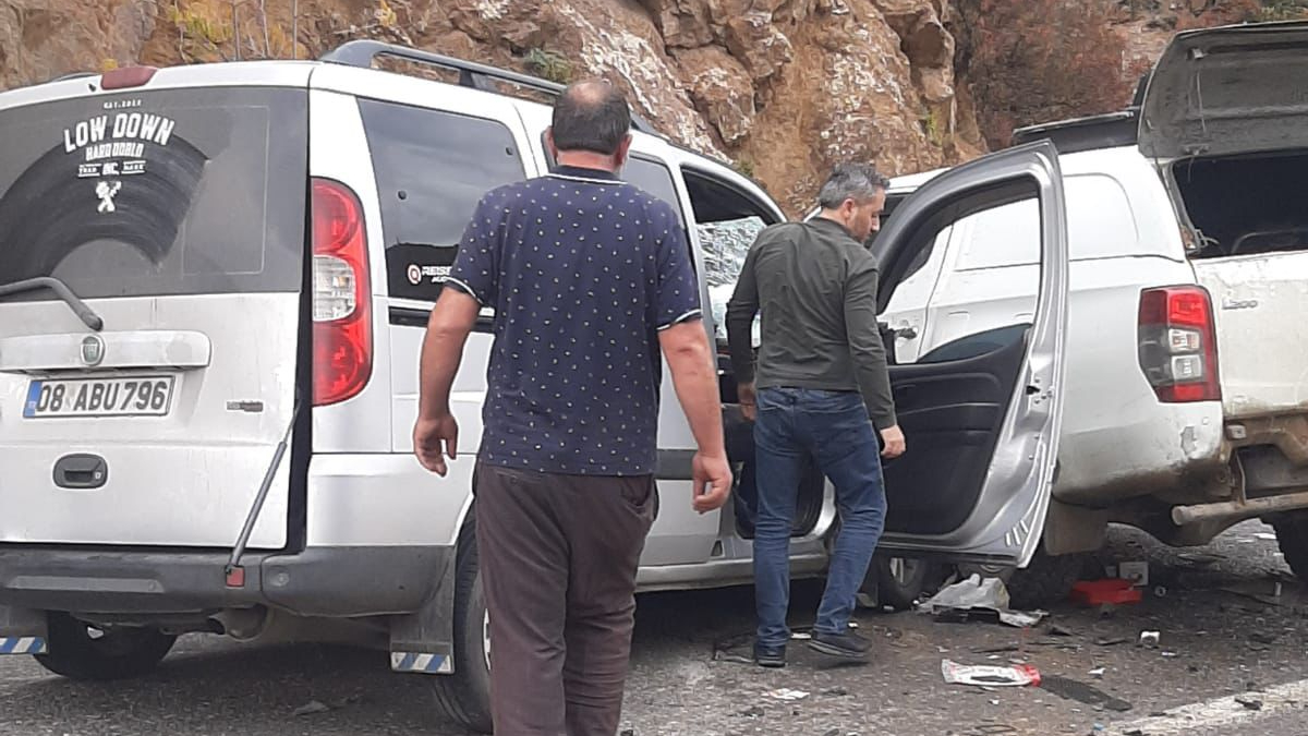 Artvin’de zincirleme trafik kazasında 4 kişi yaralandı