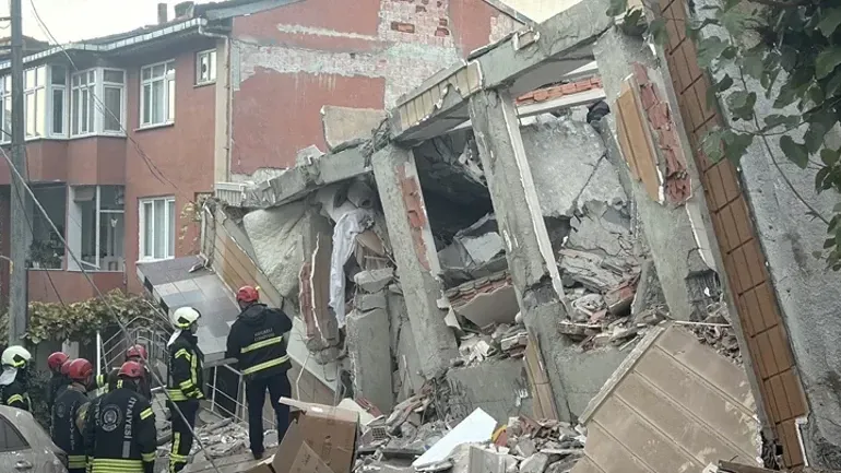 Kocaeli’de Çöken Binada Kurtarma Çalışmaları Devam Ediyor