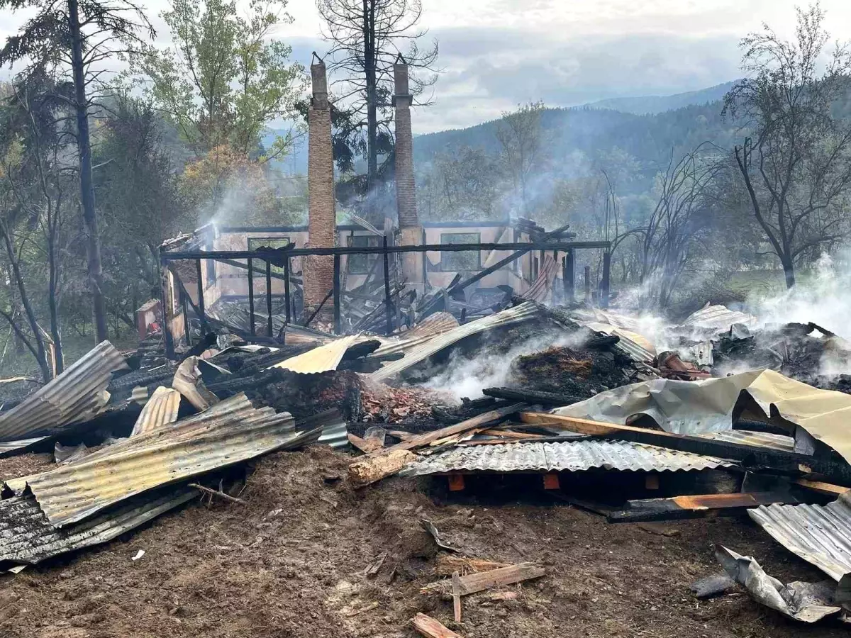 Kastamonu’da Yangın: Ahşap Ev Kullanılamaz Hale Geldi
