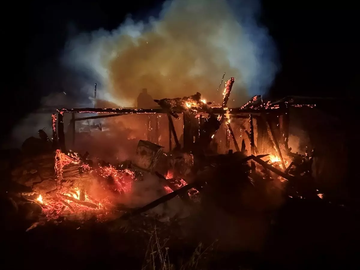 Bolu’da Ahşap Ev Yangında Kullanılamaz Hale Geldi