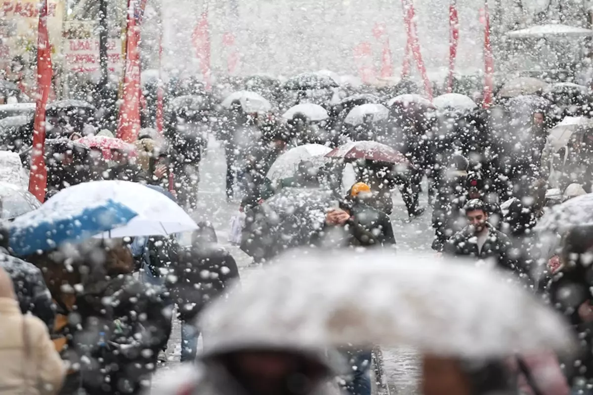 Kar yağışı İstanbul’un yanı başına dayandı! Lapa lapa yağacak