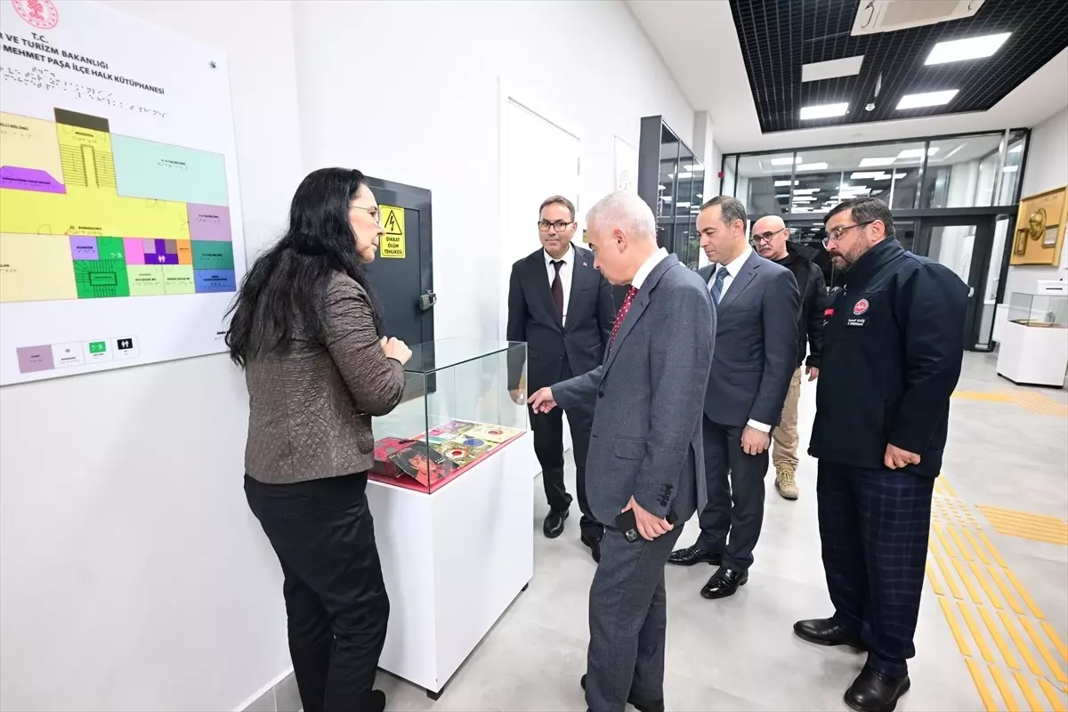 Vali Uğur Turan, Halk Kütüphanesini Ziyaret Etti