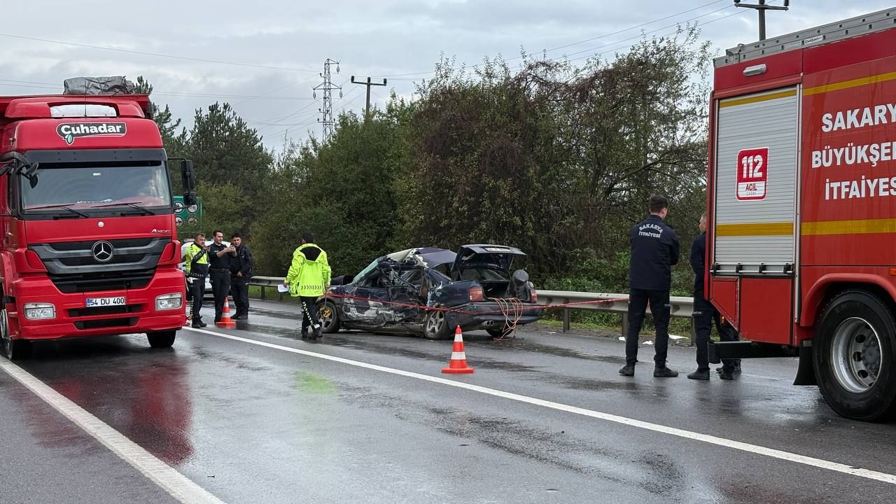 Sakarya’da Otobüsle Çarpışan Otomobilde 1 Kişi Hayatını