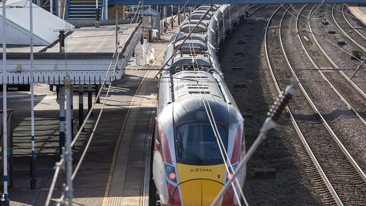 İngiltere’de Trende Bıçaklı Saldırı: 10 Yaralı İngiltere’de Trende Bıçaklı Saldırı: 10 Yaralı