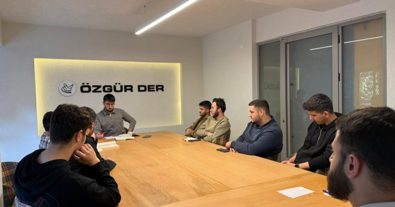 Özgür-Der Üniversite Gençliği ‘Türk’e Tapmak’ Kitabını Özgür-Der Üniversite Gençliği ‘Türk’e Tapmak’ Kitabını