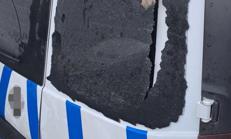 İzmir’de Polis Aracına Saldırı: Üç Kişi Gözaltına Alındı