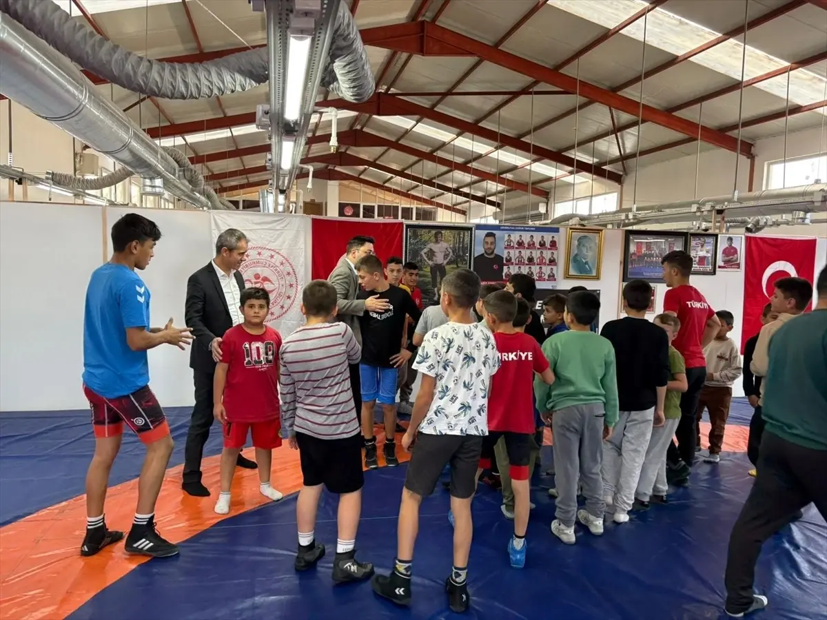 Almus Kaymakamı Emre Çömen, Güreşçileri Ziyaret Etti