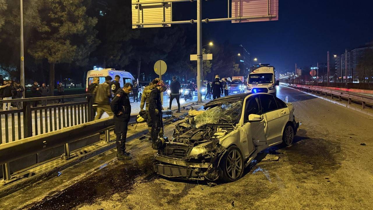 Kaza Sonucu Minibüse Çarpan Araçta 6 Kişi Yaralandı