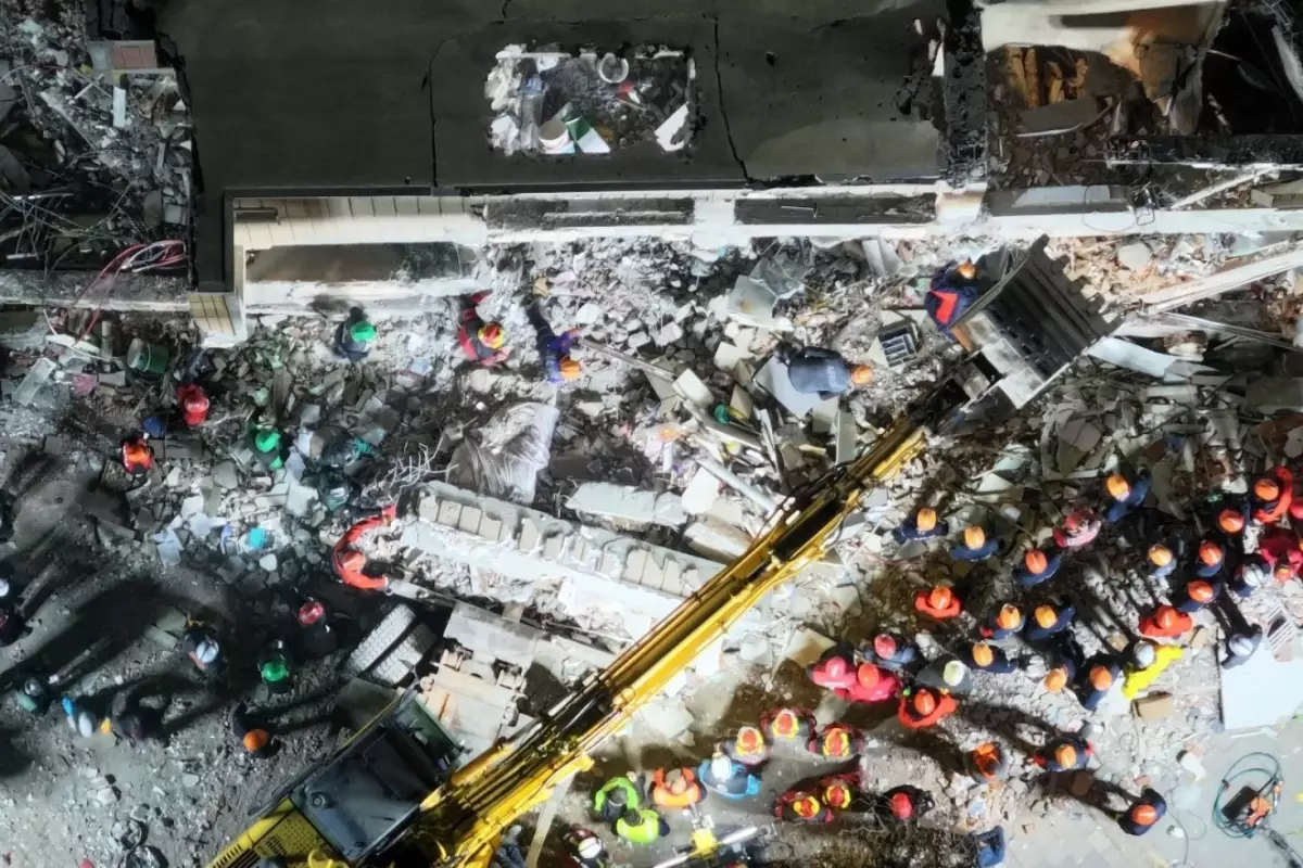 Gebze’de çöken binadan 19. saatte bir kişi kurtarıldı