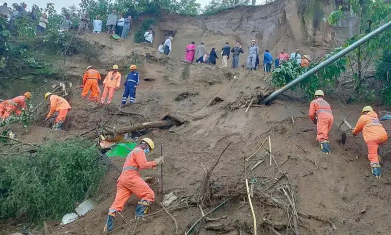 Hindistan’da Heyelan Sonucu Otobüs Kazası: 15 Ölü