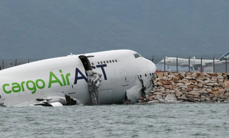 Hong Kong Havalimanı’nda Kargo Uçağı Pistten Çıktı