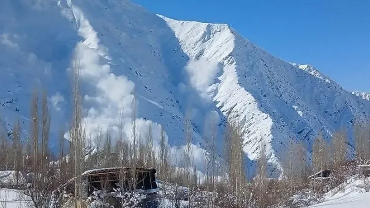Nepal’de Yalung Ri Dağı’nda Çığ Düşmesi: 7 Kişi Hayatını